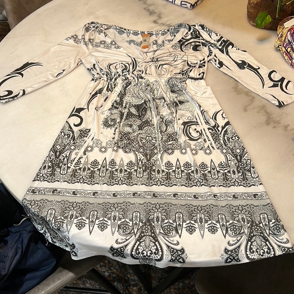 Purchased a a boutique …s 12 brand size small….it’s 3 quarter length/very comfy!